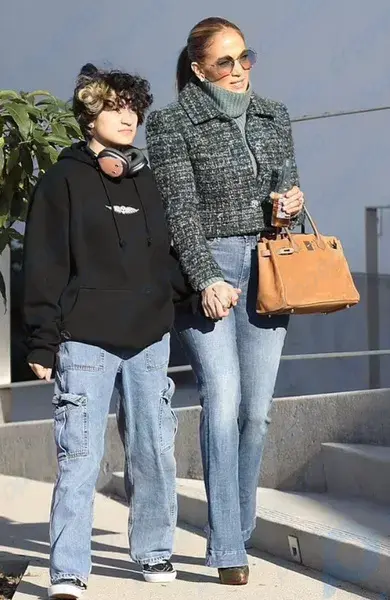 Lopez in heels and with a Birkin, Garner in jeans and a down jacket ...