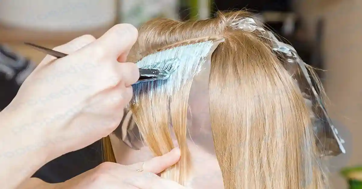 Как увлажнить волосы в домашних условиях. Отбеливание волос. Отбелить волосы Вески. Отбеливание волос для женщин. Как правильно разделить волосы для отбеливания.