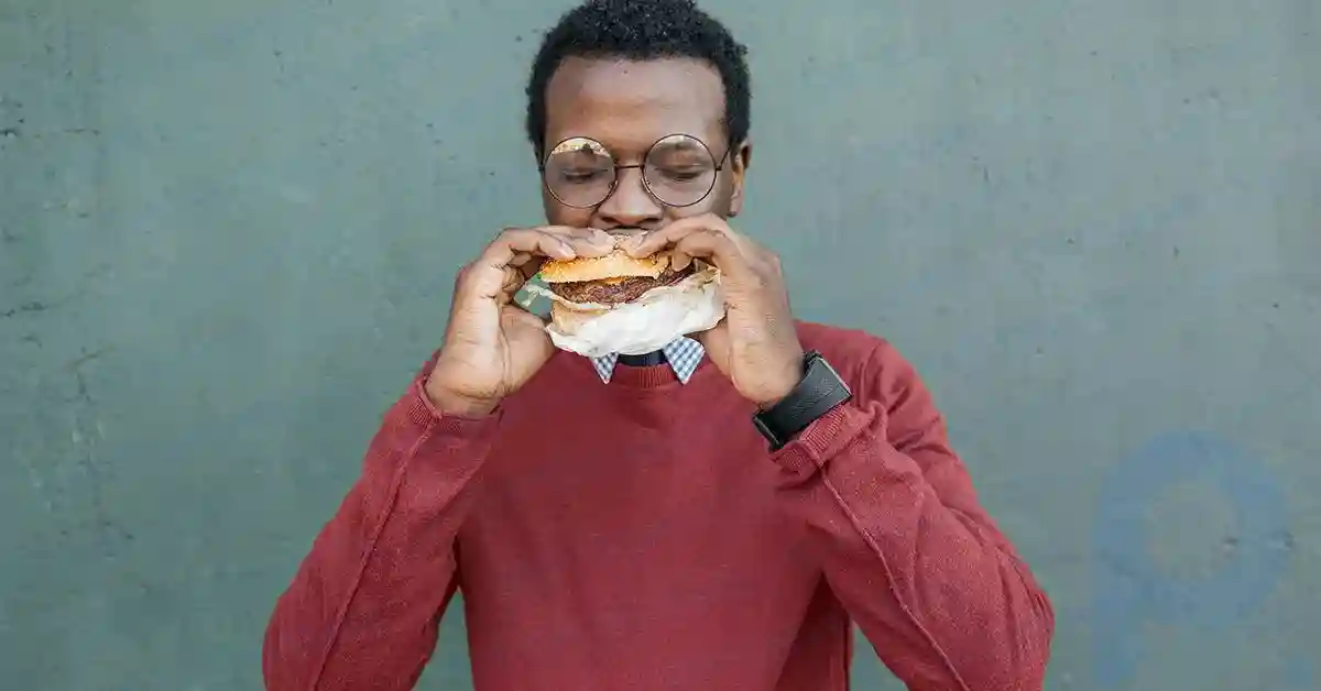 Человек ест. Человек ест бургер. Человек ест с закрытыми глазами. Человек ест пластик.